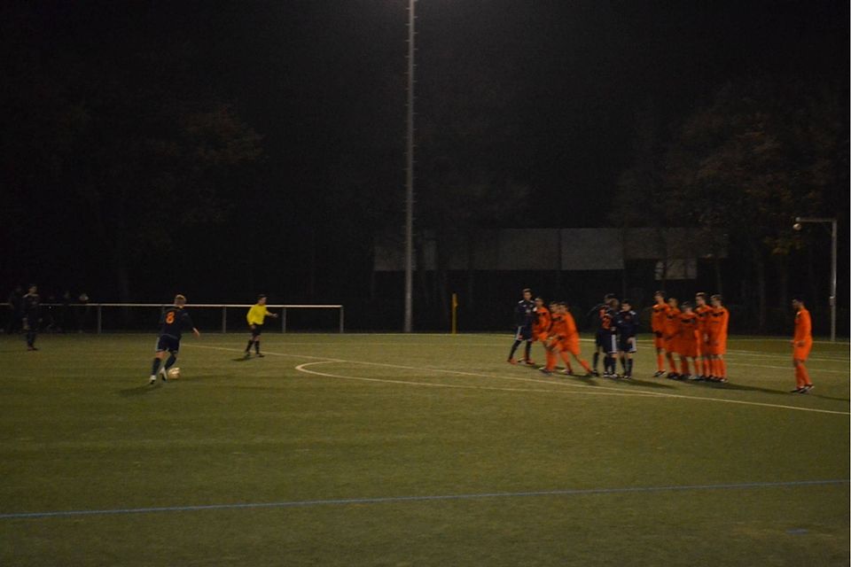 Der FC Bierstadt (orange) muss sich dem SV Wiesbaden geschlagen geben. Foto: Jessica Hess