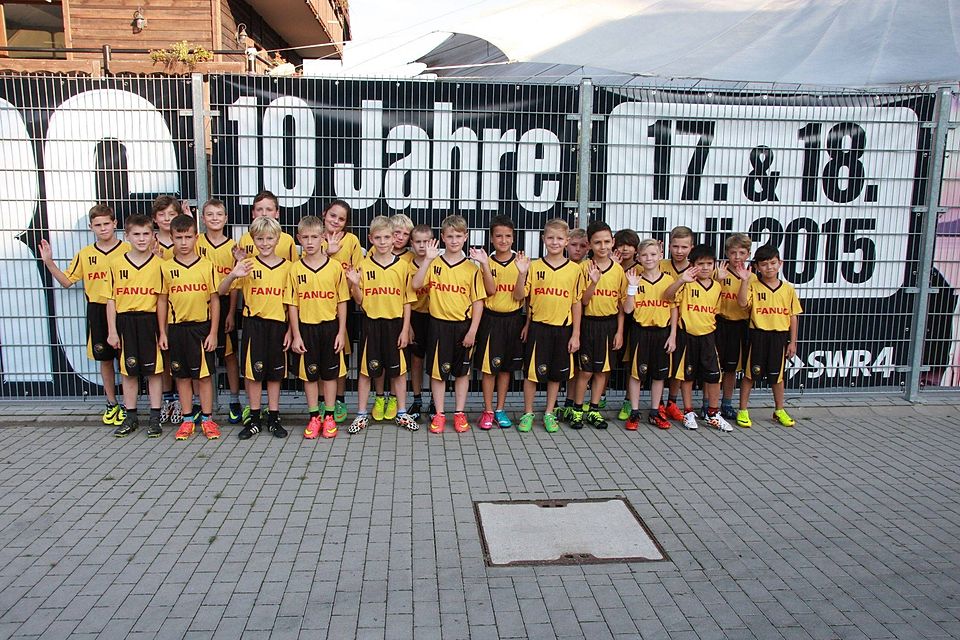 Einlaufkids des FC Phönix Würm. Foto: Jens Lommel Einlaufkids des FC Phönix Würm. Foto: Jens Lommel