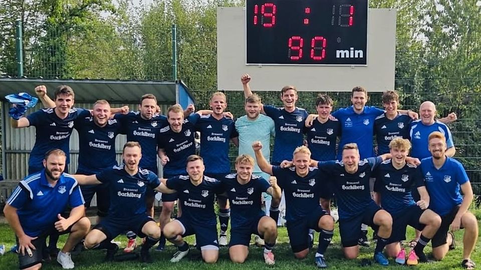 Der historische Moment musste auf einem Bild festgehalten werden! Der FC Otterskirchen vor der Anzeigetafel, die einen unglaublichen 19:1-Endstand anzeigt. 