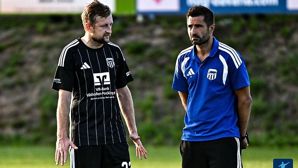 Garhams Chefanweiser Holger Stemplinger (re.) im Gespräch mit seinem spielenden Co Udo Tolksdorf