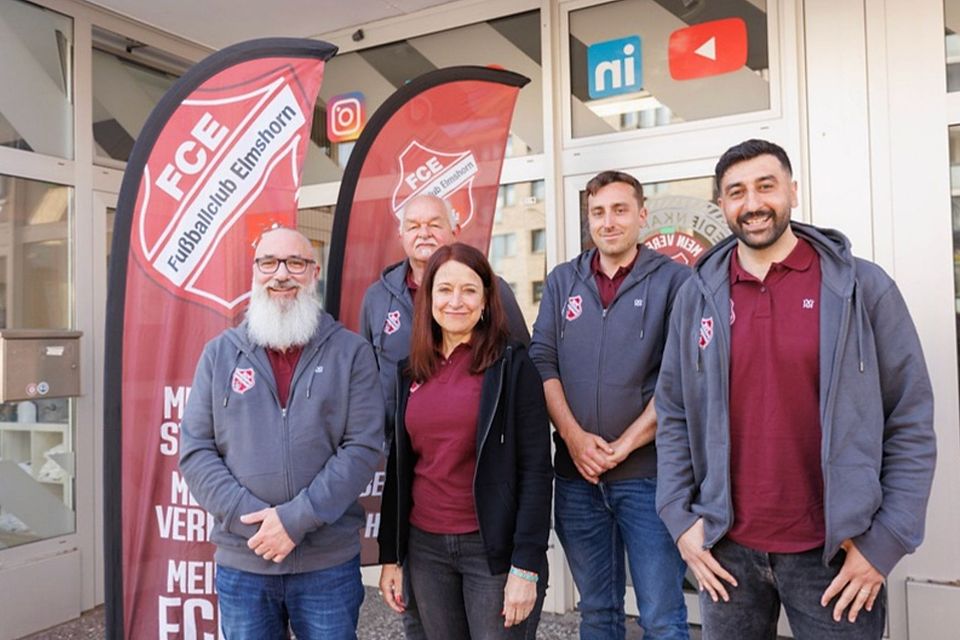 Der kommende Vorstand des FC Elmshorn stellt im Rahmen einer Pressekonferenz die langfristige Vereinsstrategie vor. V.l.n.r.: Jörn Maier (Sportdirektor), Uwe Wölm (Präsident), Sylvia Nowak (Teamkultur), Torben Semmlhaack (Vize-Präsident) und Seyhmus Atug (Trainer).