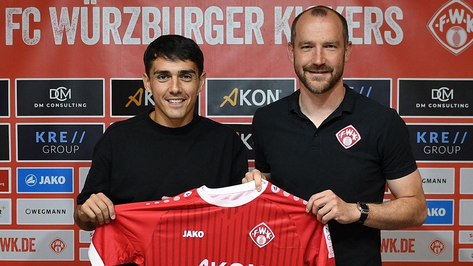 Stolz präsentiert Würzburgs Sportdirektor Sebastian Neumann (re.) mit Eroll Zejnullahu einen neunen Spielmacher.