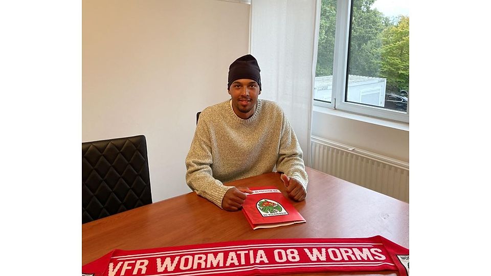 Ab sofort ein Wormate: Flügelstürmer Jonathan Muiomo läuft künftig in der EWR-Arena auf.	Foto: VfR Wormatia Worms
