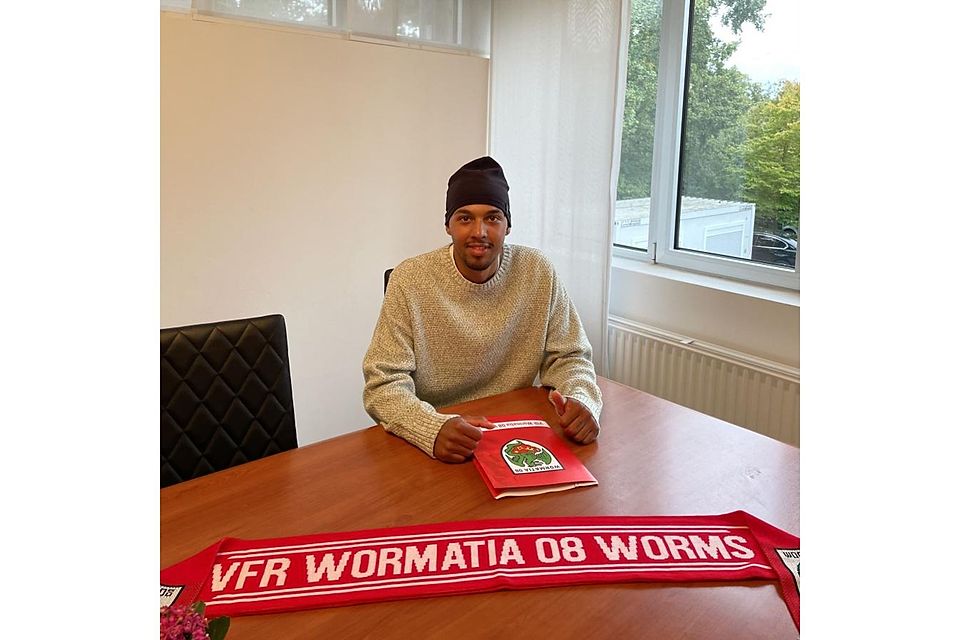 Ab sofort ein Wormate: Flügelstürmer Jonathan Muiomo läuft künftig in der EWR-Arena auf. Foto: VfR Wormatia Worms Ab sofort ein Wormate: Flügelstürmer Jonathan Muiomo läuft künftig in der EWR-Arena auf. Foto: VfR Wormatia Worms