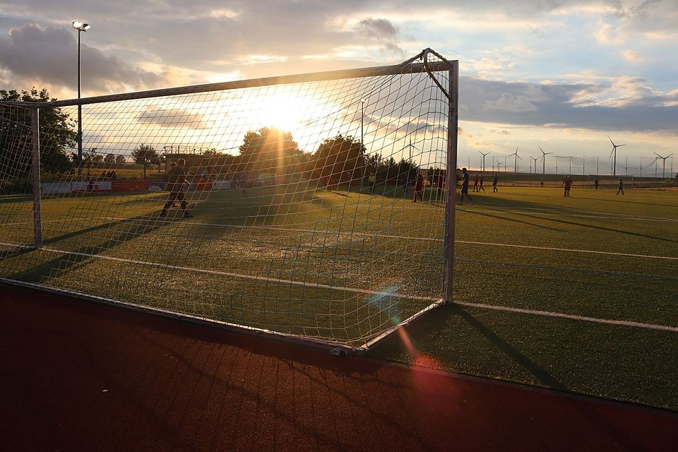 Ein Bild für Fußball-Romantiker: Der wunderschöne Sonnenuntergang im Hintergrund des Ebersheimer Sportplatzes.