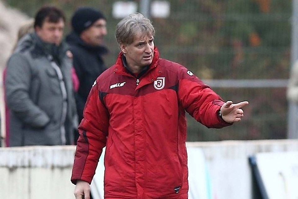 Jahn-Coach Ilja Dzepina muss sich auf viel neues \"Personal\" einstellen.  Foto:  Zink