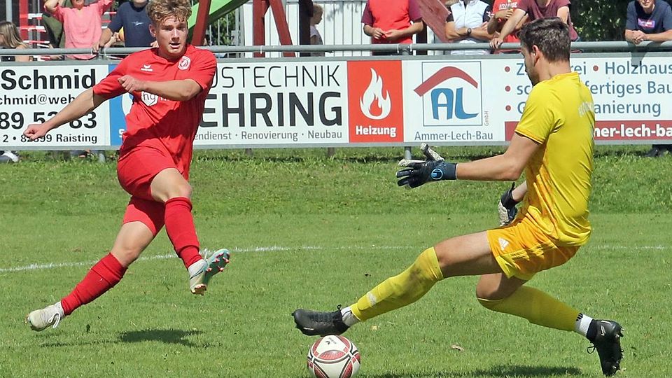 Zum Start klappte noch nicht alles: In dieser Situation scheitert Korbinian Hibler an Deisenhofens Torhüter Leo Oswald. Dennoch gewann der SVR die Partie mit 3:1.