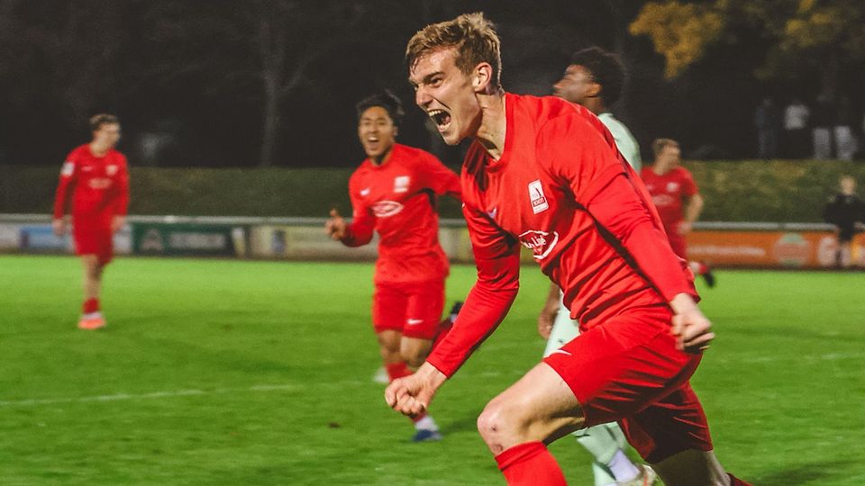 Pure Freude: Dominik Ahlbach bejubelt das Siegtor in Grünstadt.