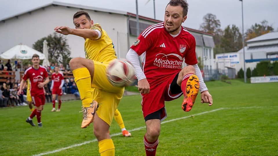 Nicht clever genug für Dornach: Der SV Miesbach – hier am Ball Johannes Schneider (r.) – musste sich unglücklich mit 1:3 geschlagen geben.