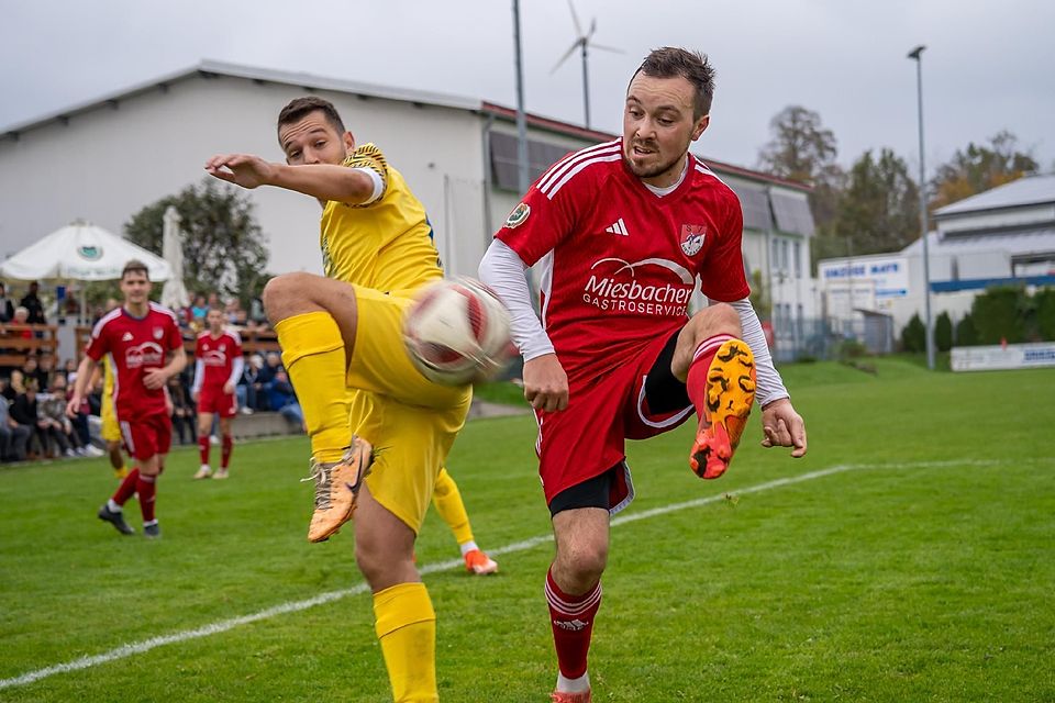 Nicht clever genug für Dornach: Der SV Miesbach – hier am Ball Johannes Schneider (r.) – musste sich unglücklich mit 1:3 geschlagen geben.