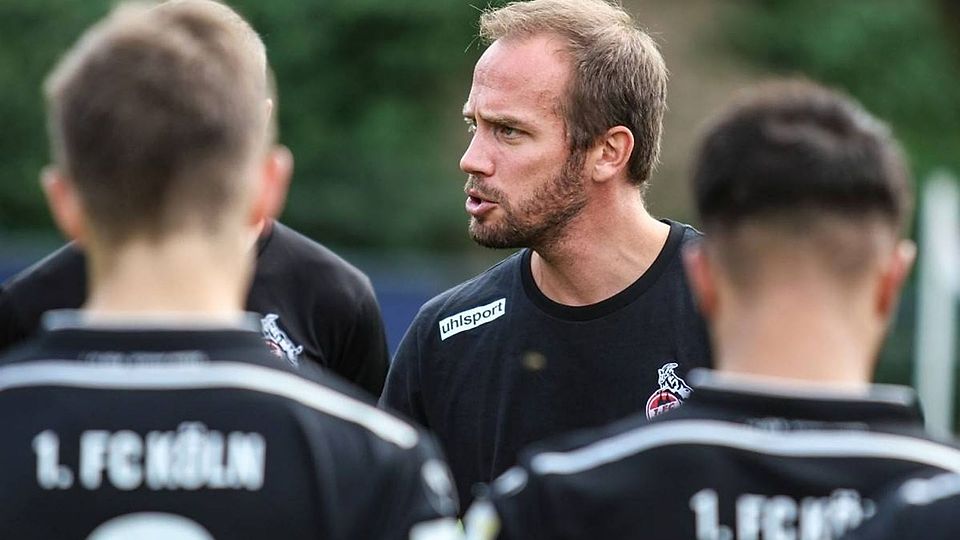 FC-U17-Trainer Martin Heck hält eine Ansprache.