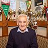 In seiner Gaststätte, die das Wohnzimmer der SpVg. Rossenbach ist, feiert  Walter Koch heute seinen 80. Geburtstag im Kreis der Familie und der Fußballer. 