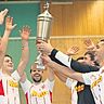 So sehen Sieger aus! Die U21 des SSV Jahn Regensburg schnappt sich den Pokal bei der Stadtmeisterschaft.