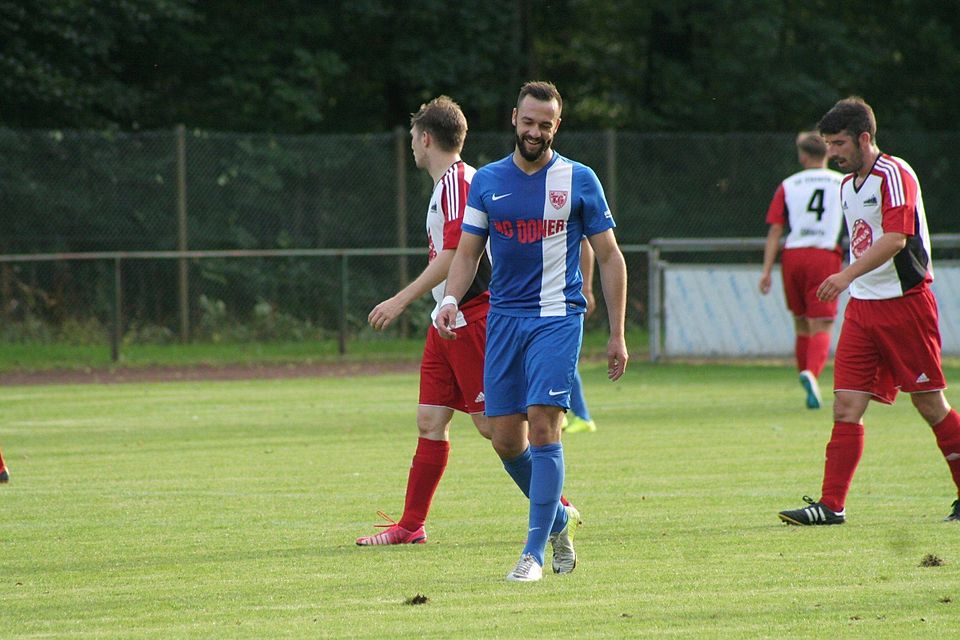 Oguz Deniz (blaues Trikot) trifft mit seinen Mannschaftskollegen vom SC Türkgücü im Derby auf den TuS Bersenbrück F: Christian Nähring
