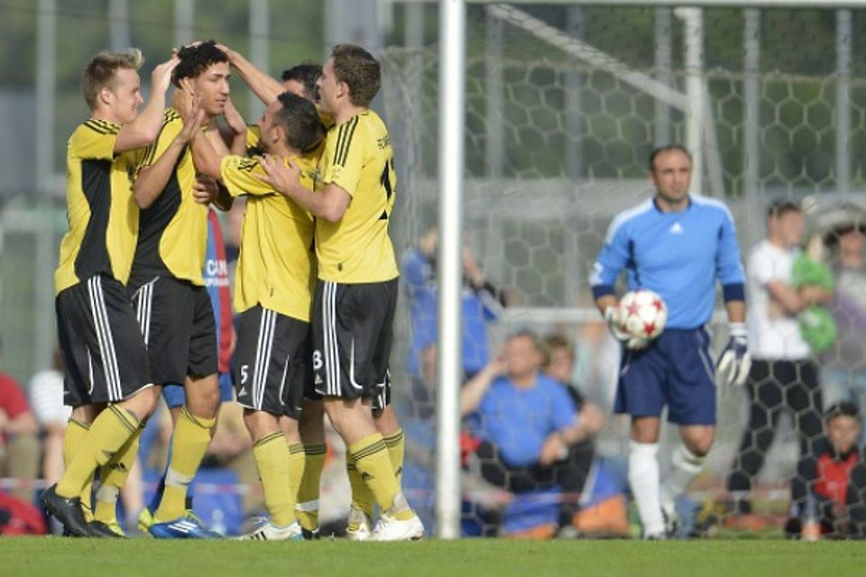 Burhan Karasu (zweiter von links) traf auch im Relegationsspiel gegen den ehemaligen Dergah-Spielertrainer Karali (im Hintergrund). (F.: Zink)