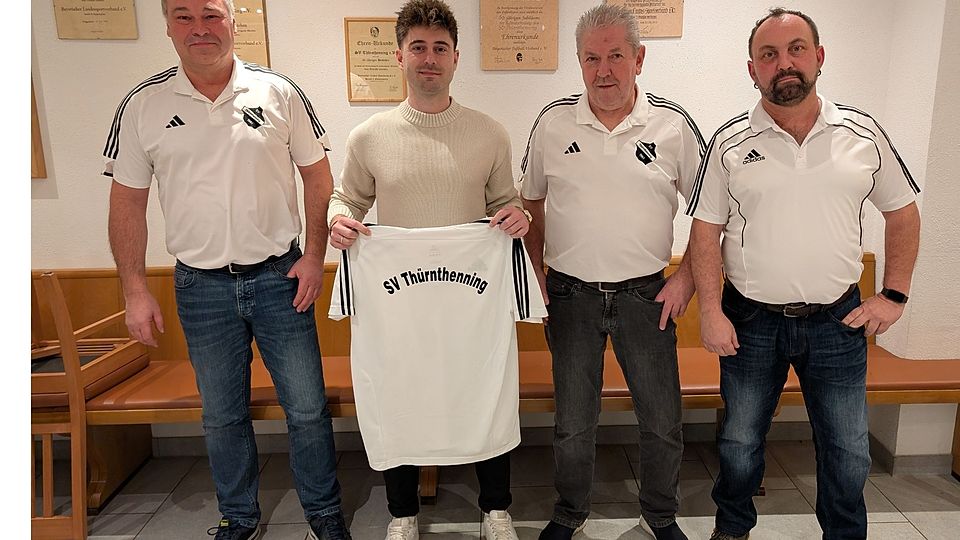 Simon Käufl (zweiter von links) ist der neue Coach des SV Thürnthenning 