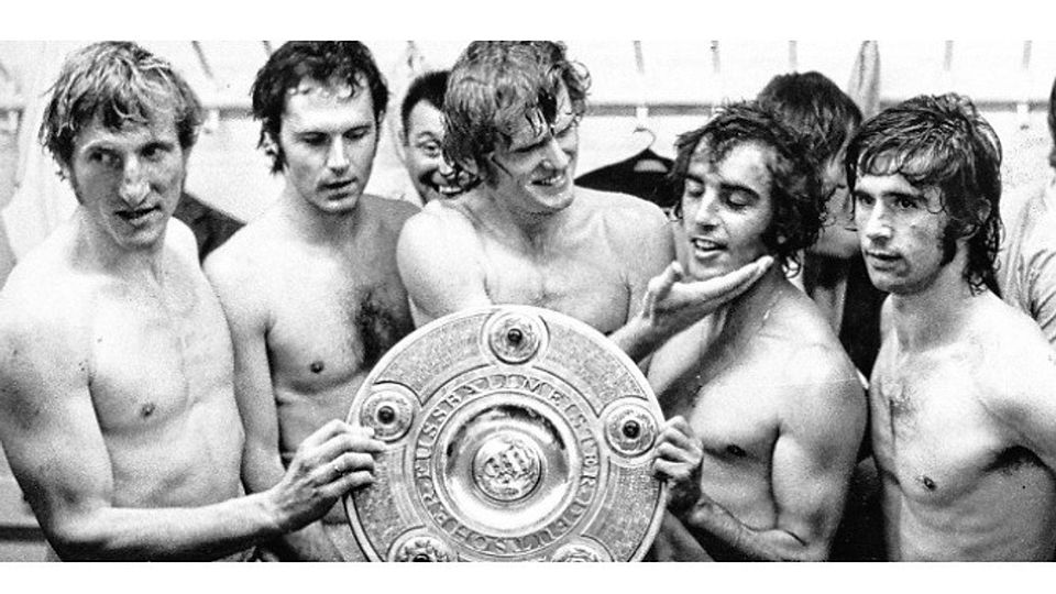 Am 28. Juni 1972 feiert Franz Krauthausen (2. von rechts) die deutsche Meisterschaft mit dem FC Bayern München mit (von links) Georg Schwarzenbeck, Franz Beckenbauer, Sepp Maier und Gerd Müller. Archiv-Foto: imago/Sven Simon
