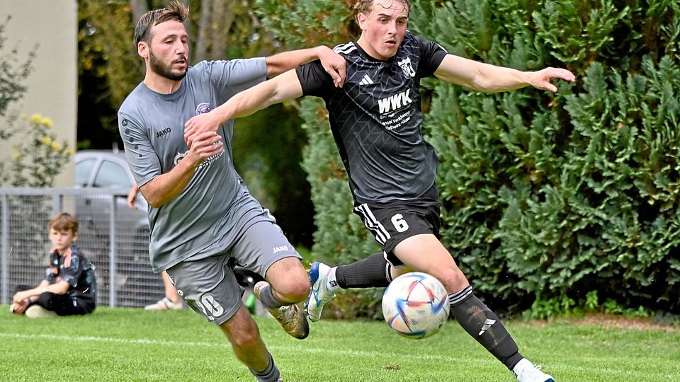 Christian Pöllmann (rechts) und der SV Ottmarshausen setzten sich gegen den SV Türkgücü Königsbrunn (links Ertugrul Karaduman) mit 2:1 durch.
