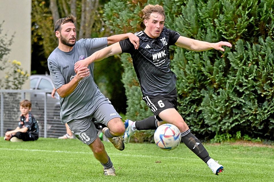 Christian Pöllmann (rechts) und der SV Ottmarshausen setzten sich gegen den SV Türkgücü Königsbrunn (links Ertugrul Karaduman) mit 2:1 durch.