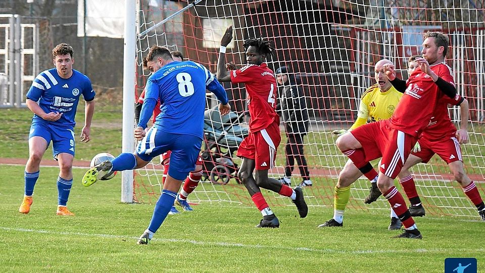 Mit einem ungefährdeten 2:0-Sieg beim VfB Rothenstadt (in Rot) verteidigte Ligaprimus SV 08 Auerbach (in Blau) die Pole Position in der Kreisliga Nord.