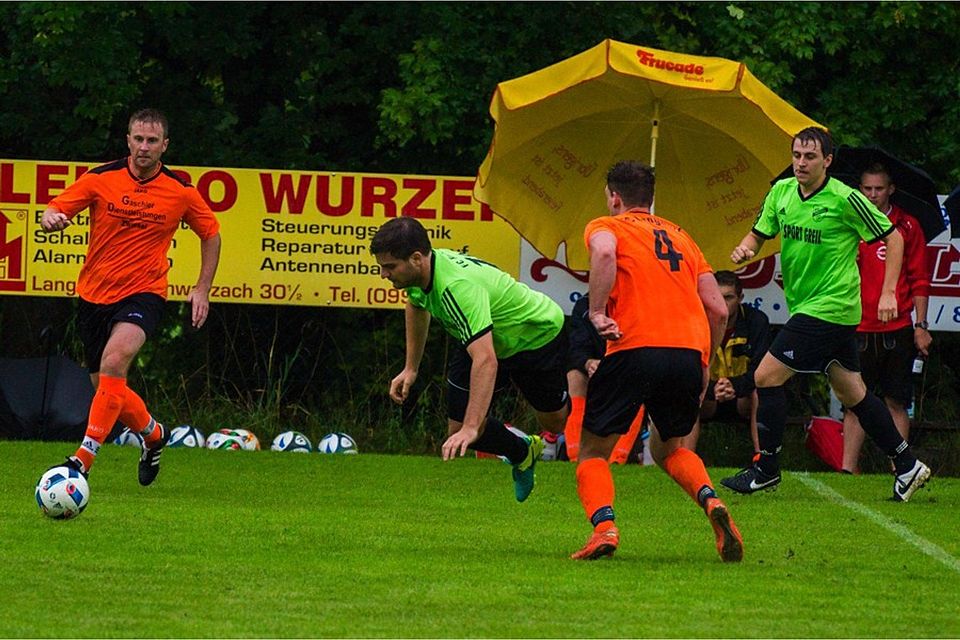 Auf den FC Langdorf (orange Triktos) wird gegen die SpVgg Allersdorf viel Defensivarbeit zukommen F: Jungbeck