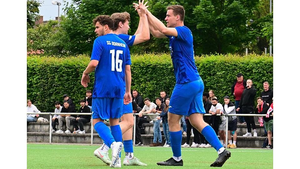 Mehr Grund zum Jubeln: Nach dem Abstieg hofft die SG Dornheim (von links Maurice Andre Strasser, Florian Tim Lutz und Ronald Schaffner) auf eine erfolgreiche Runde in der Fußball-A-Liga.	Foto: Uwe Krämer
