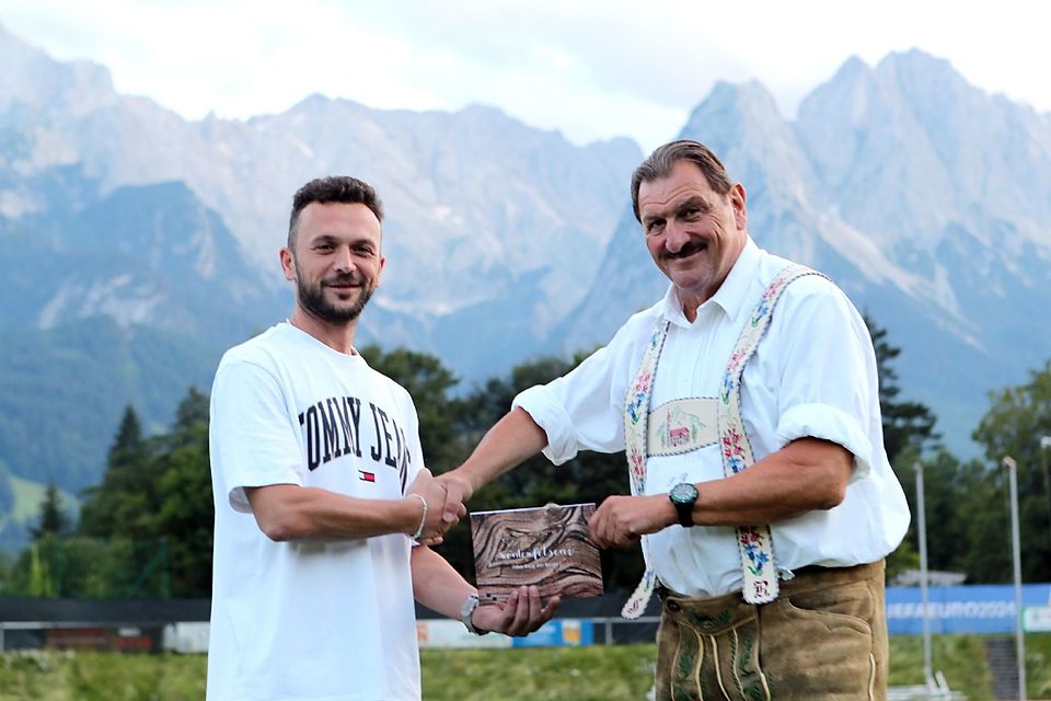 Ein Geschenk zum Abschluss: Teammanager Beqir Loshi (l.) mit dem ausgeschiedenen Vorsitzenden Sigi Riesch. Ein Geschenk zum Abschluss: Teammanager Beqir Loshi (l.) mit dem ausgeschiedenen Vorsitzenden Sigi Riesch.