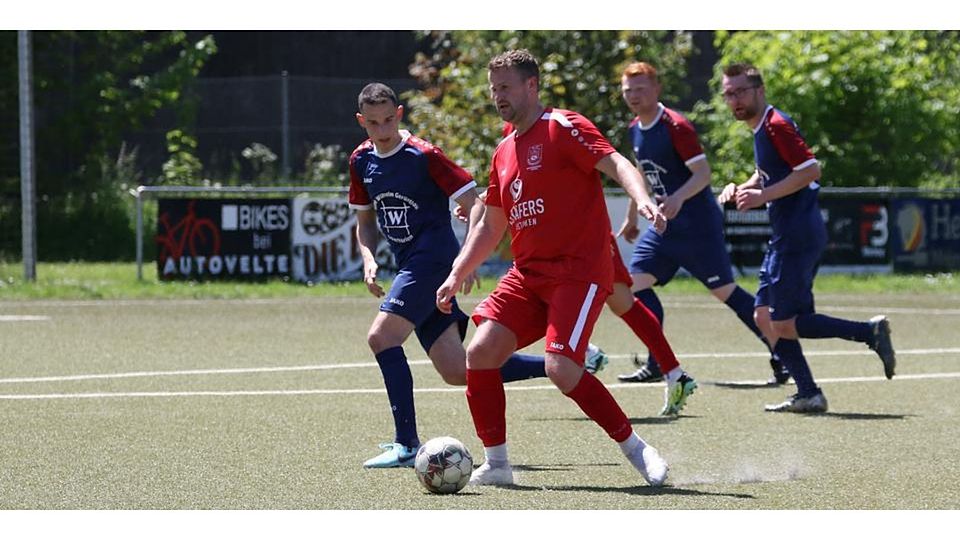 Doppeltorschütze Johannes Damm kontrolliert Raum, Zeit und Ball und war mitverantwortlich für den 2:1-Sieg des VfL Biedenkopf II gegen die SG Hörlen/Lixfeld. © Jens Schmidt