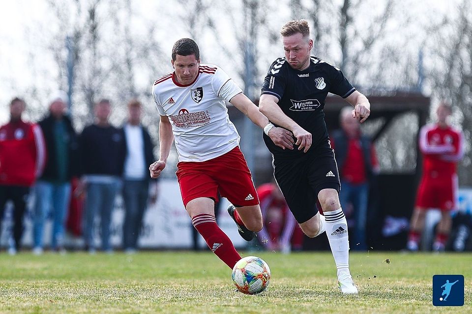 280 Zuschauer wollten sich zum Auftakt das Spitzenspiel der Kreisklasse Passau nicht entgehen lassen - mit dem besseren Ende für die Gäste um Christian Resch (li.). 