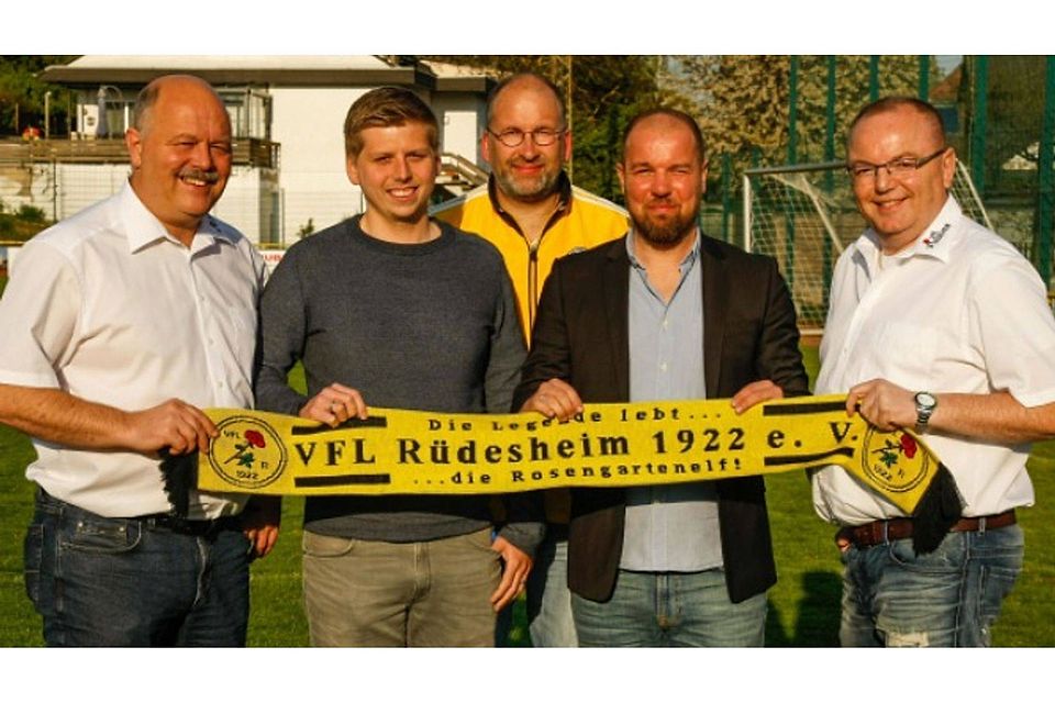 Pascal Berg (Zweiter von rechts) mit  den Verantwortlichen Werner Ehle, Patrick Rusch, Marc Emrich und Peter Spira (v. l).	Foto: D. Waidner