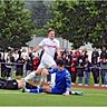 Gau-Algesheims Torjäger Fabian Commes (weißes Trikot) gibt Laubenheims Keeper Levin Weckenmann beim Führungstreffer das Nachsehen.	Foto: Thomas Schmidt