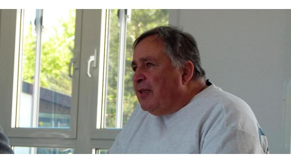  Gewohnt zügig stecken Klassenleiter Jörg Wolf und die Fußball-Gruppenligisten in einer harmonischen Restrundenbesprechung die Eckdaten für die Saisonfortsetzung ab. (© Sebastian Reh) 