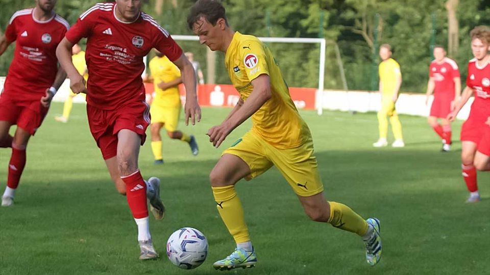 Paul Kath (li., SG Sarau-Bosau) verdoppelte seine Saison-Trefferausbeute im Spitzenspiel gegen den Preetzer TSV.