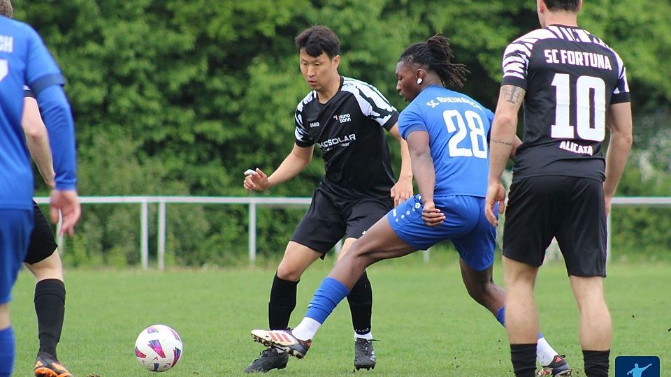Der SC Rheinbach (in blau, Archivbild) zog dank eines 2:0-Sieges mit dem SSV Homburg-Nümbrecht gleich.
