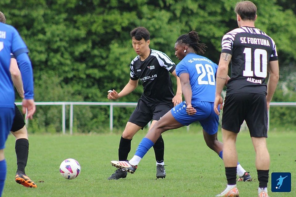 Der SC Rheinbach (in blau, Archivbild) zog dank eines 2:0-Sieges mit dem SSV Homburg-Nümbrecht gleich.