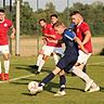 Pfaffen-Schwabenheims Benjamin Mayer (am Ball) schließt gegen die Fürfelder Defensive um Benedikt Wolf ab.	 Foto: Edgar Daudistel