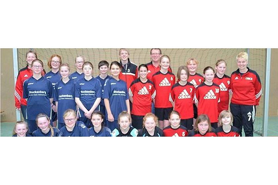 Die Fußballerinnen des SV Bösel I (links) haben in Cloppenburg das Finale der D-Juniorinnen-Hallenkreismeisterschaft gegen den SV Bösel II gewonnen. Silvia Tebben