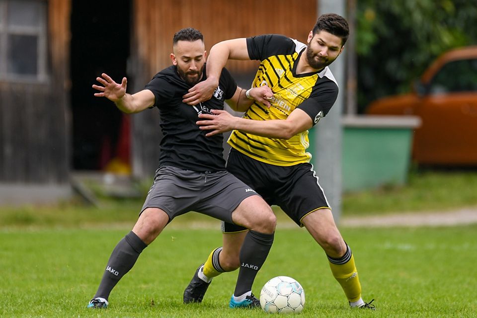 Marco Compagnino von Bosporus Friedlingen (links, hier im Zweikampf mit Patrick Baumgartner vom SV Eichsel) sah später die Gelb-Rote Karte.  | Foto: Gerd Gründl
