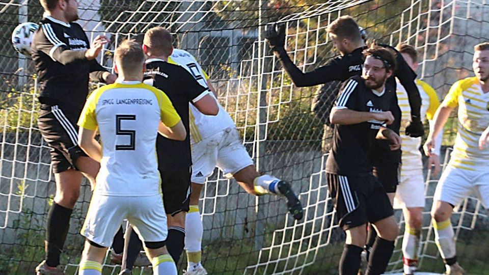 Hoch her ging es bei den Strafraumszenen im Derby des SVE Berglern gegen die SpVgg Langenpreising. 