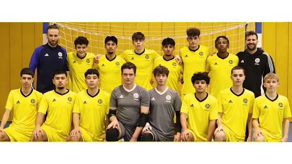 Das ist die U19-Futsal-Mannschaft des SWFV. Die beiden Trainer David Becker (rechts) und Marcus Nungesser (links) reisten mit der Auswahl zum DFB-Stützpunktturnier nach Duisburg.