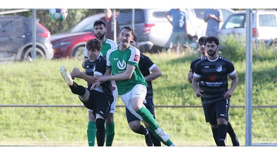 Relegations-Straufraumszene: Lasse Neidhart (l.) vom TSV Blasbach schlägt den Ball vor Jan Luboeinski von der SG Nauborn/Laufdorf aus der Gefahrenzone. © Steffen Bär 