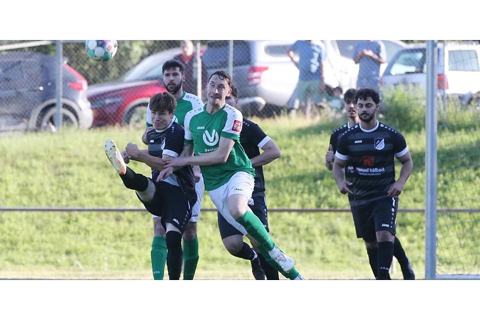 Relegations-Straufraumszene: Lasse Neidhart (l.) vom TSV Blasbach schlägt den Ball vor Jan Luboeinski von der SG Nauborn/Laufdorf aus der Gefahrenzone. © Steffen Bär Relegations-Straufraumszene: Lasse Neidhart (l.) vom TSV Blasbach schlägt den Ball vor Jan Luboeinski von der SG Nauborn/Laufdorf aus der Gefahrenzone. © Steffen Bär