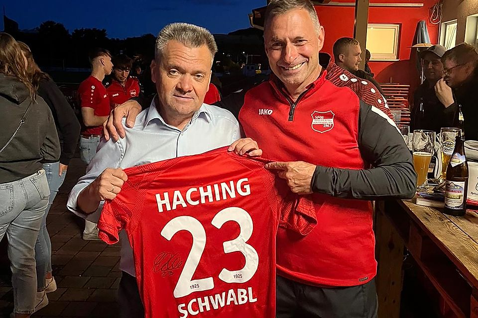 Der sportliche WiWa-Leiter Martin Göttlinger (r.) mit Unterhachings Präsidenten Manni Schwabl.