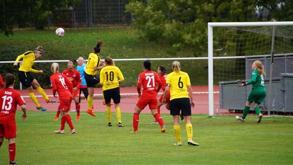 Im DFB-Pokal hielten die Crailsheimerinnen (gelb)gegen den Bundesligisten aus Köln gut dagegen.  Luca Schmidt