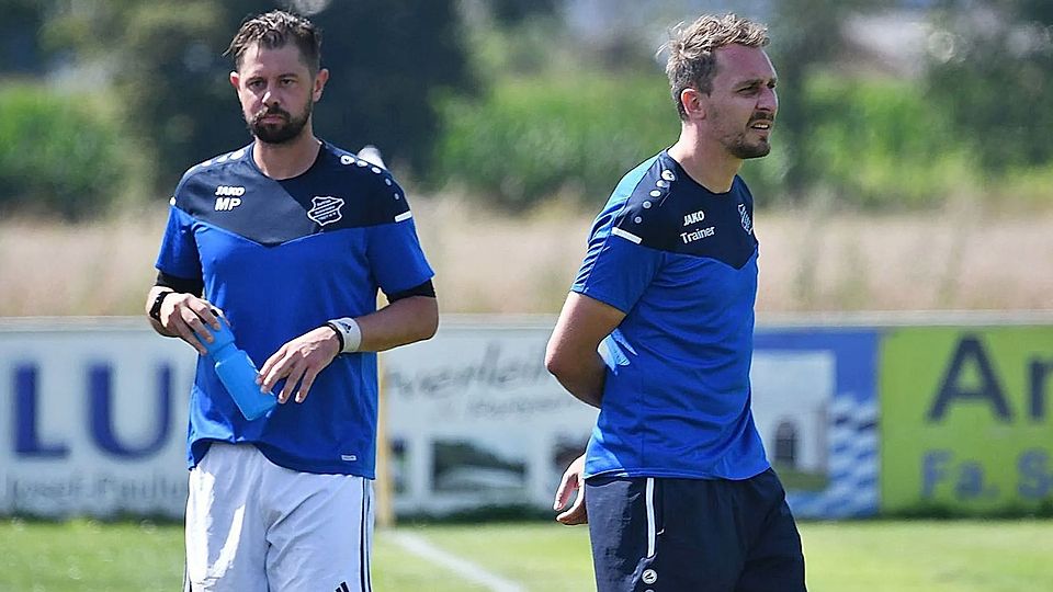 Während Fabian Hirmer (rechts) der SpVgg Schirmitz als Trainer erhalten bleibt, wird Markus Peetz (links) kürzertreten.
