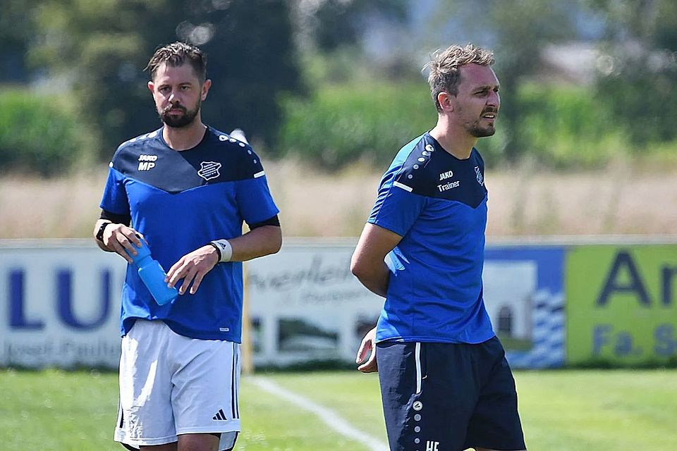 Während Fabian Hirmer (rechts) der SpVgg Schirmitz als Trainer erhalten bleibt, wird Markus Peetz (links) kürzertreten.