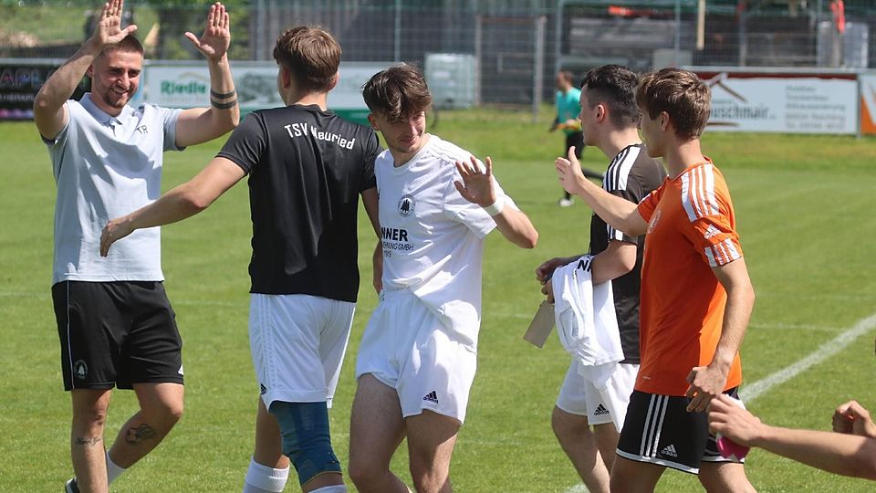 Große Erleichterung herrschte beim TSV Neuried und Trainer Alem Besirevic (l.) nach dem Klassenerhalt.