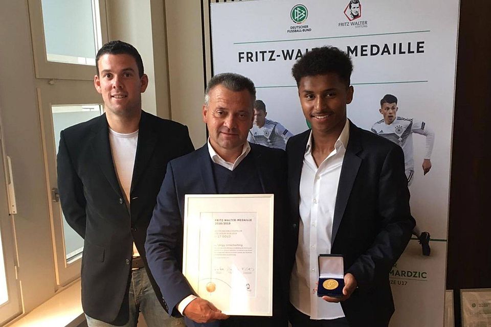 Karim Adeyemi (r.) mit Haching-Präsident Manni Schwabl und Ex-Trainer Marc Unterberger (li.) bei der Verleihung der Fritz-Walter-Medaille in Gold.