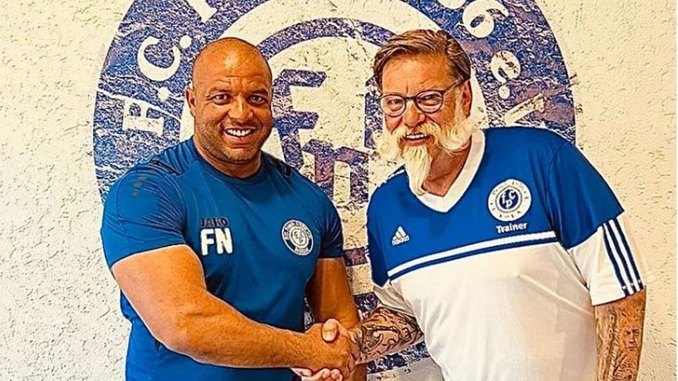 Faisal Neumann (li.) freut sich über die Vertragsverlängerung von Trainer Peter Mauß.