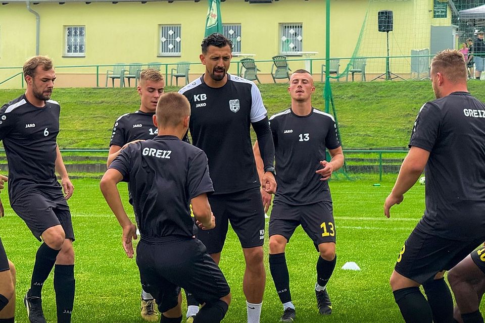 Cheftrainer Kevin Brettfeld (Bildmitte) und sein 1. FC Greiz sind aktuell die Mannschaft der Stunde in der Landesklasse 1. 
